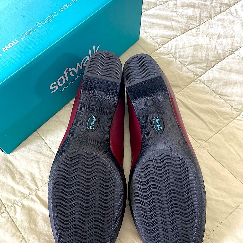 Softwalk deep red pumps. Heel height 2”. Soft cushioning. Excellent condition.